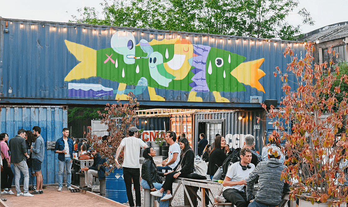 Personnes diverses célébrant ensemble